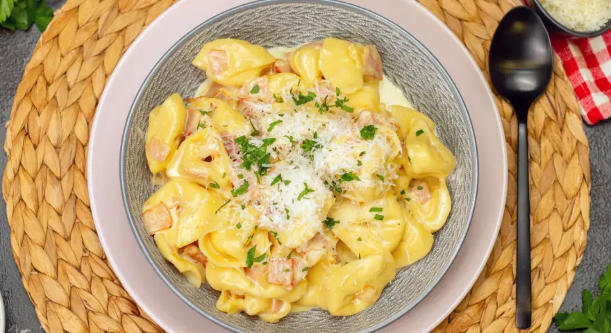 Schmackhafte Tortellini in cremiger Sauce, bestreut mit Parmesan und Petersilie. Perfekt, wenn man sich fragt, welche Sauce zu Tortellini passt.