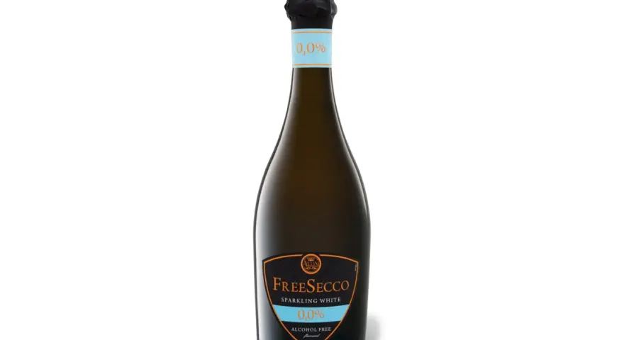 Flasche mit wein mit wenig alkohol (0,0%), "FreeSecco Sparkling White" auf dem Etikett.