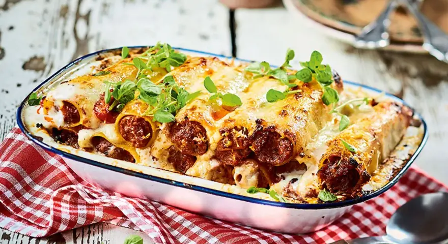 Herzhafte cannelloni mit rohem hackfleisch, überbacken mit Käse und garniert mit frischen Kräutern. Ein Genuss für die ganze Familie.