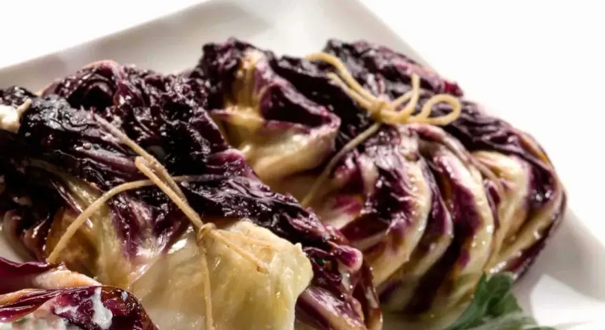 Zwei gebundene Radicchio-Köpfe, bereit für ein köstliches italienisches Radicchio-Rezept.