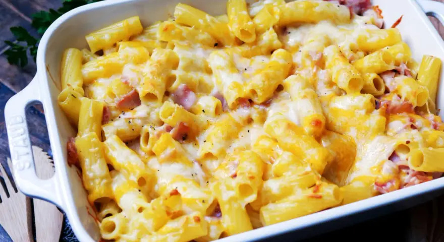 Herzhaftes Nudel Schinken Gratin mit geschmolzenem Käse, bereit zum Genießen.