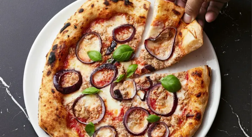Italienisches Thunfisch Pizza Rezept: knuspriger Teig, Tomaten, Mozzarella, Thunfisch, rote Zwiebeln und Basilikum.