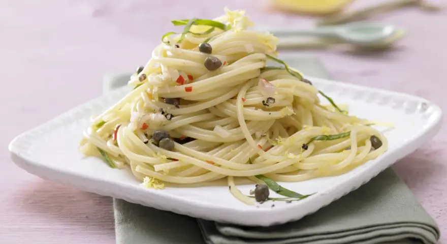 Spaghetti mit Kapern, Zitrone und Chili – eine köstliche Idee für italienische Rezepte.