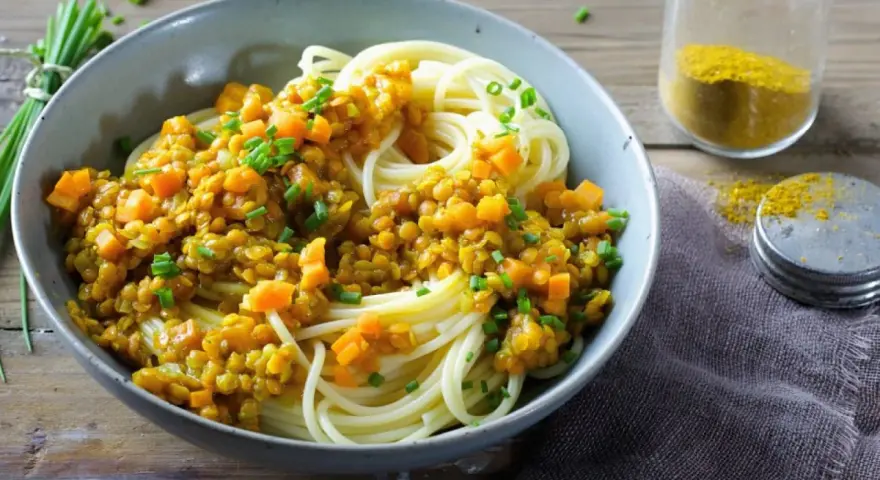 Spaghetti mit einer würzigen Linsensauce, inspiriert von einem gelbe Linsen Rezept italienisch. Garniert mit Schnittlauch.