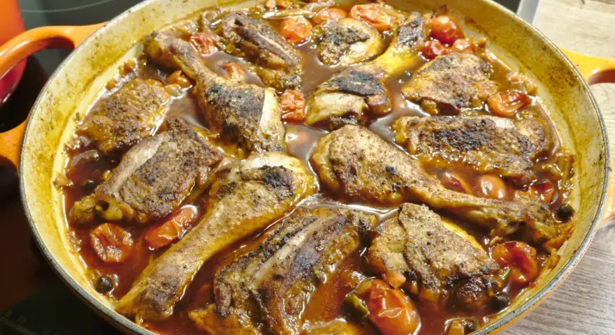 Herzhaftes Huhn in Tomatensoße, ein Klassiker der italienischen Küche. Perfekt für ein Familienessen.