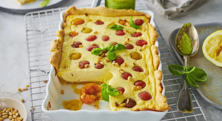 Herzhafte Ricotta-Tarte mit Kirschtomaten und Pinienkernen. Ein köstliches Beispiel für italienische Ricotta Rezepte, serviert mit Pesto.