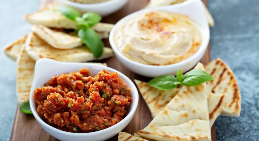 Leckeres Tomatendip Rezept mit Hummus und Fladenbrot. Perfekt zum Dippen und Genießen.