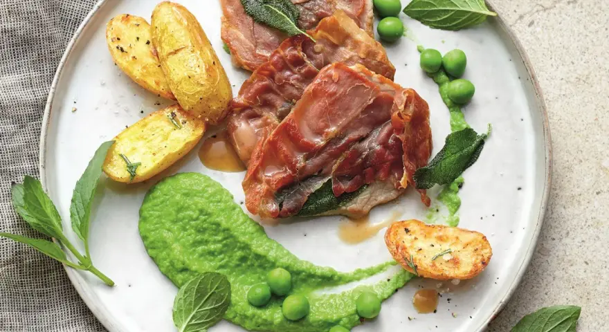 Saltimbocca Rezept Original: Zarte Kalbsschnitzel mit Salbei und Prosciutto, serviert mit Erbsenpüree und Rosmarinkartoffeln. Ein Fest für die Sinne!