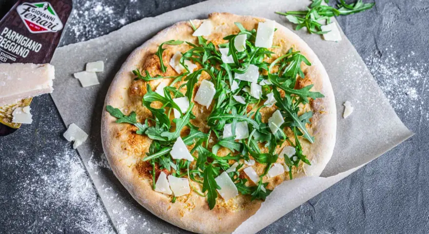 Pizza bianca mit Rucola und Parmigiano Reggiano. Ein einfaches, aber köstliches pizza bianca rezept.