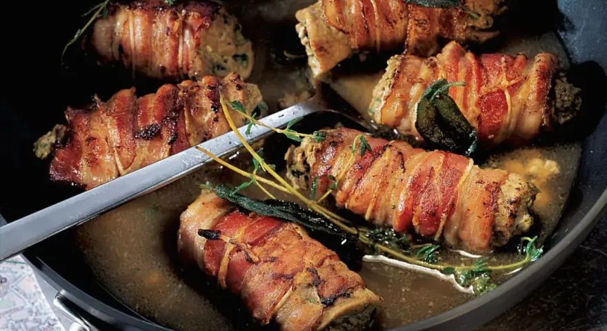 Herzhafte Involtini, in Speck gewickelt und in einer Pfanne mit Kräutern geschmort – das beste Involtini Rezept für Genießer.