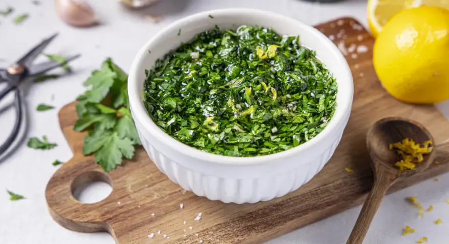 Frische Gremolata, ein klassisches italienisches Rezept, zubereitet mit Petersilie, Knoblauch und Zitronenschale. Perfekt für Osso Buco.