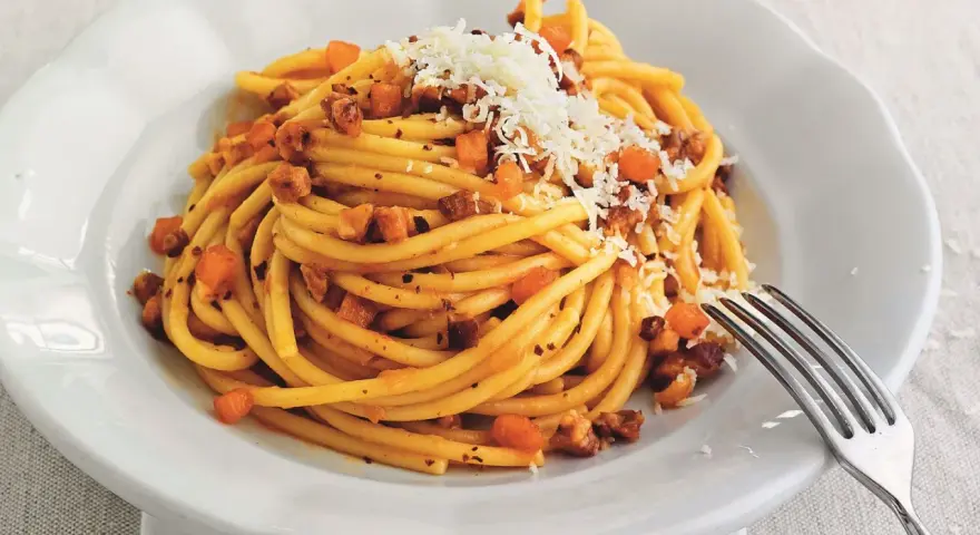 Bucatini all'amatriciana rezept: Nudeln mit würziger Tomatensoße, Guanciale und Pecorino. Ein Klassiker der italienischen Küche.