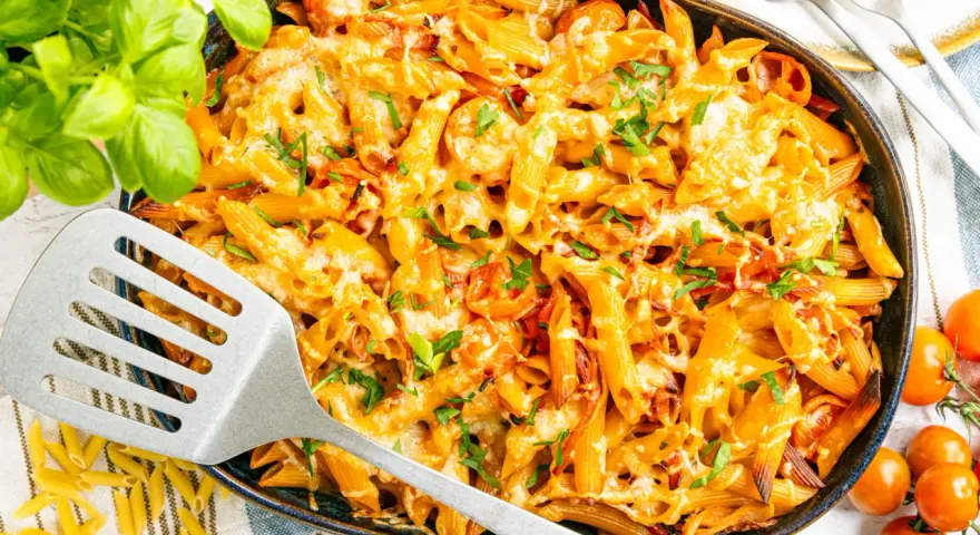 Ein köstlicher, schneller Nudelauflauf mit geschmolzenem Käse und frischen Kräutern, bereit zum Servieren.