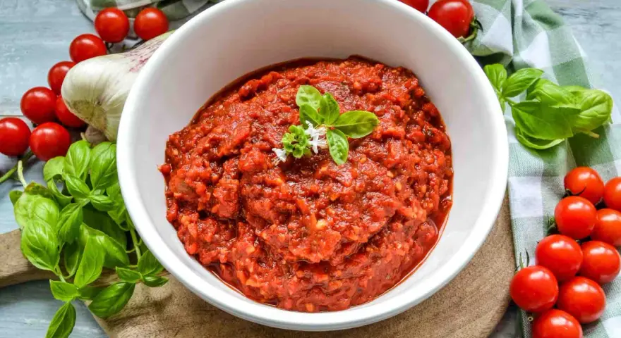 Hausgemachte Pizza Sauce wie in der Pizzeria, mit frischen Tomaten, Knoblauch und Basilikum.