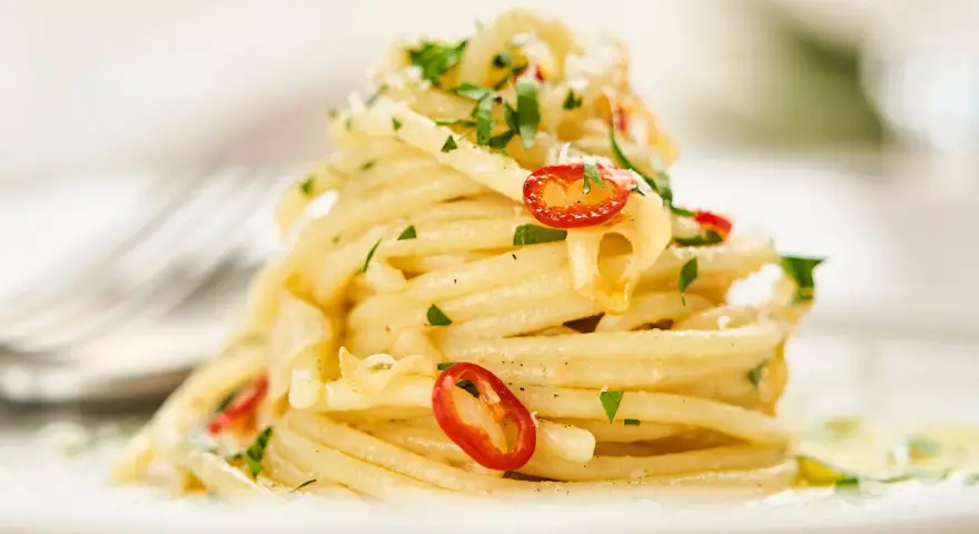 Ein Teller mit köstlichen Spaghetti Aglio e Olio, einem Klassiker der italienischen Küche. Perfekt für einfache, aber geschmackvolle spaghetti rezepte italienisch.