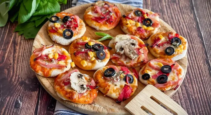 Mini pizzas mit Schinken, Mais und Oliven, ein tolles mini pizza rezept für jeden Anlass.