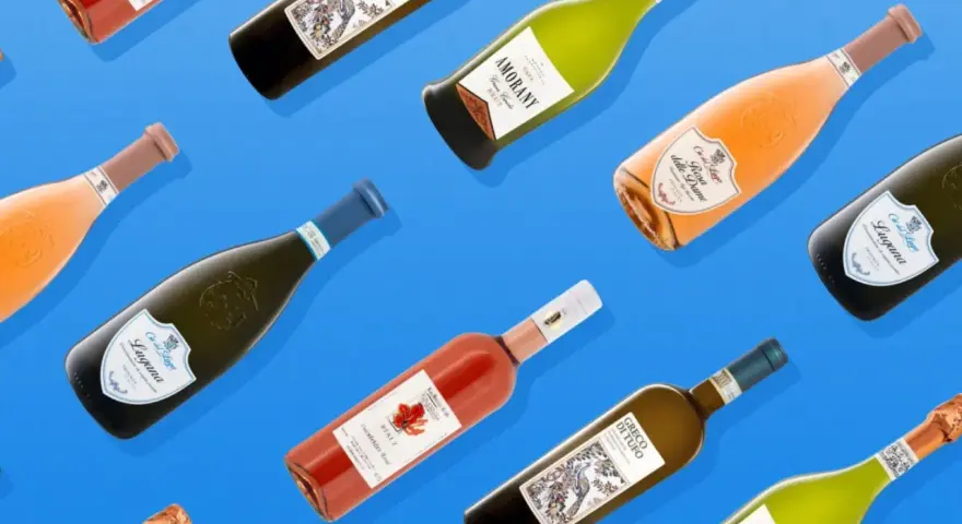 Flaschen mit verschiedenen Weinen, darunter Rosé und Weißwein, sind auf blauem Hintergrund angeordnet. Ein Hauch von Venetien Wein in jeder Flasche.
