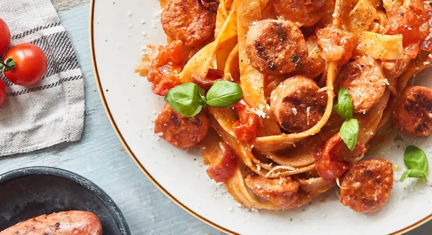Herzhafte Pasta mit Salsiccia und Tomaten, ein Klassiker der italienischen Küche. Köstliche Salsiccia Rezepte Italienisch.