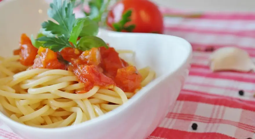 Spaghetti mit einem frischen Sugo di Pomodoro, garniert mit Basilikum und Petersilie. Ein Hauch von Italien auf dem Teller.