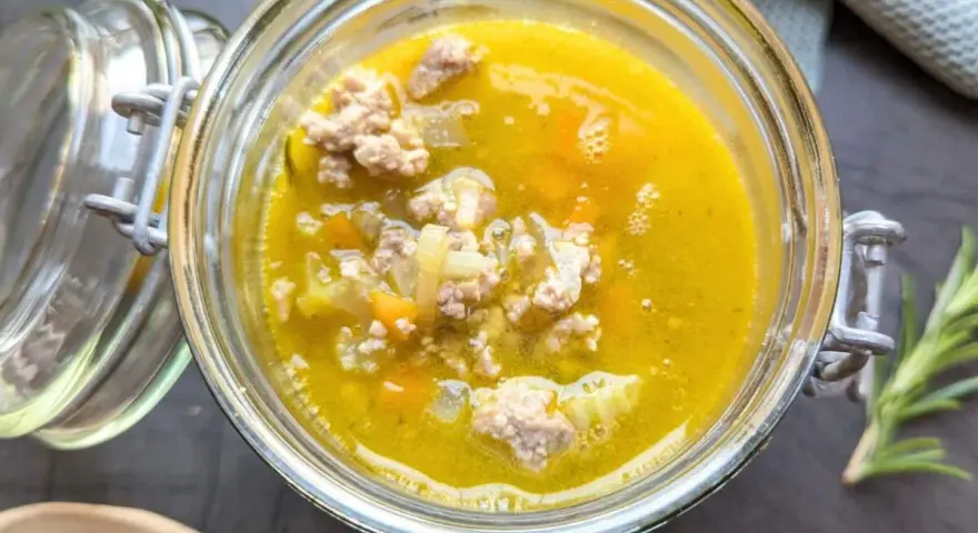 Herzhafte Suppe mit Hackfleisch und Gemüse im Glas, ein köstliches ragu bianco für kalte Tage.
