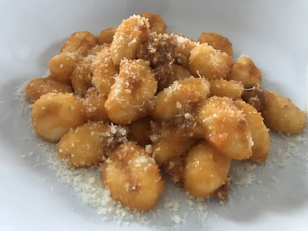 Leckere, goldbraune Gnocchi mit einer herzhaften Sauce und frisch geriebenem Parmesan. So sehen Gnocchi aus!