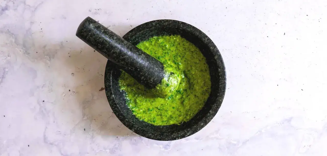 Frisches Pesto-Rezept im Mörser, bereit zum Genießen.