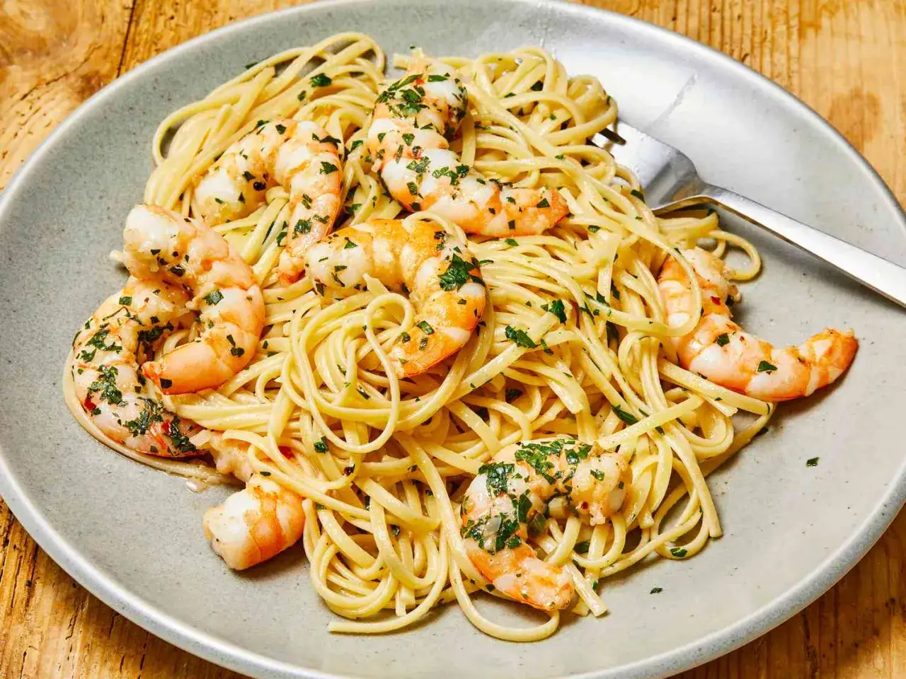 K&ouml;stliche Linguine mit Garnelen, ein klassisches italienisches Gericht. Perfekt f&uuml;r ein schnelles Abendessen.