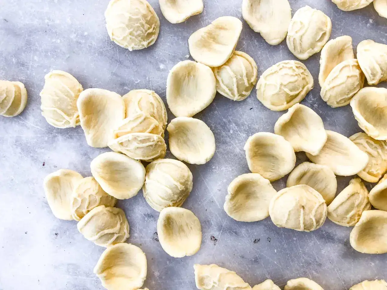 Frische Orecchiette-Nudeln, deren Aussprache 