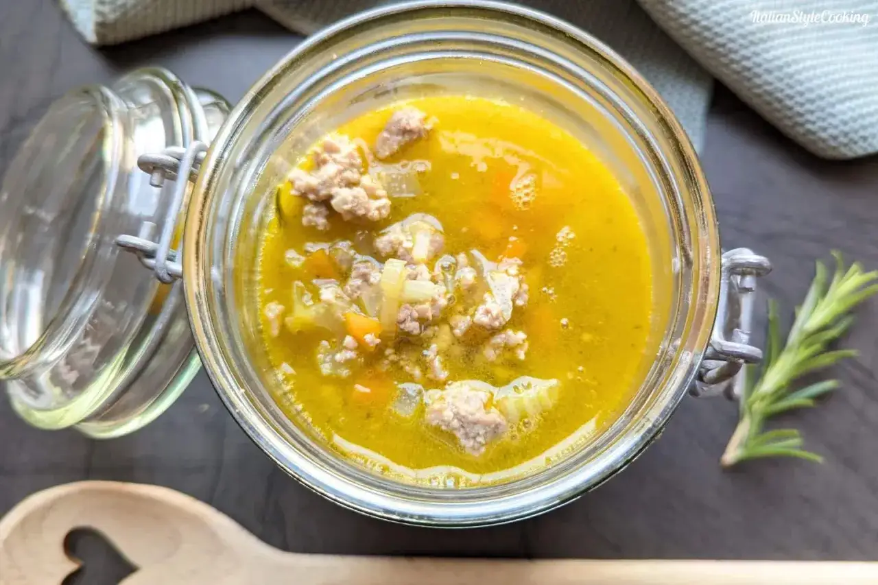 Herzhafte Suppe mit Hackfleisch und Gem&uuml;se im Glas, ein k&ouml;stliches ragu bianco f&uuml;r kalte Tage.