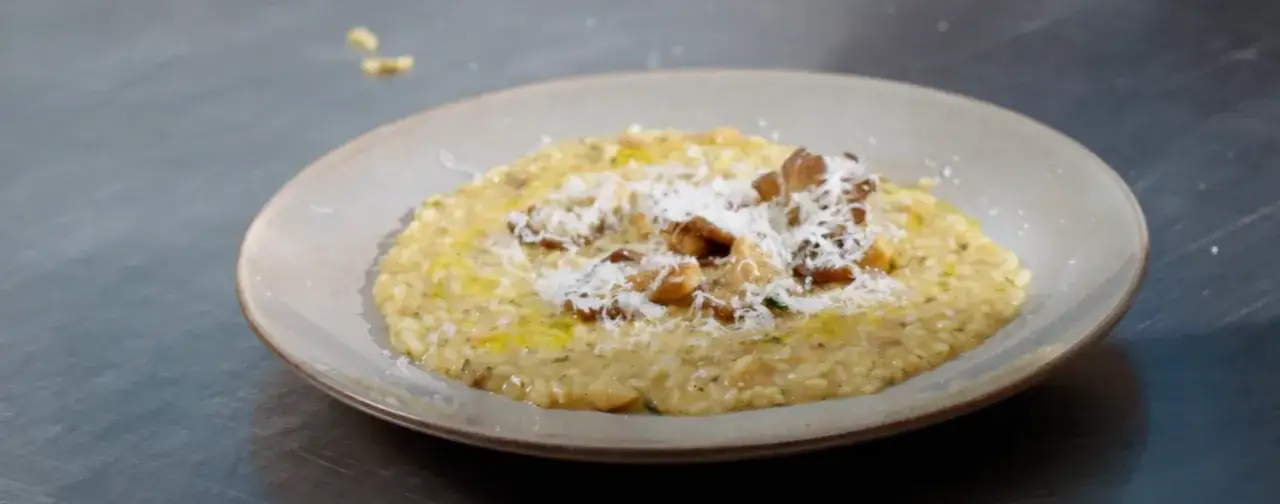 Cremiges Pilzrisotto, garniert mit Parmesan und Kräutern. Ein köstliches Risotto Rezept, das zum Genießen einlädt.