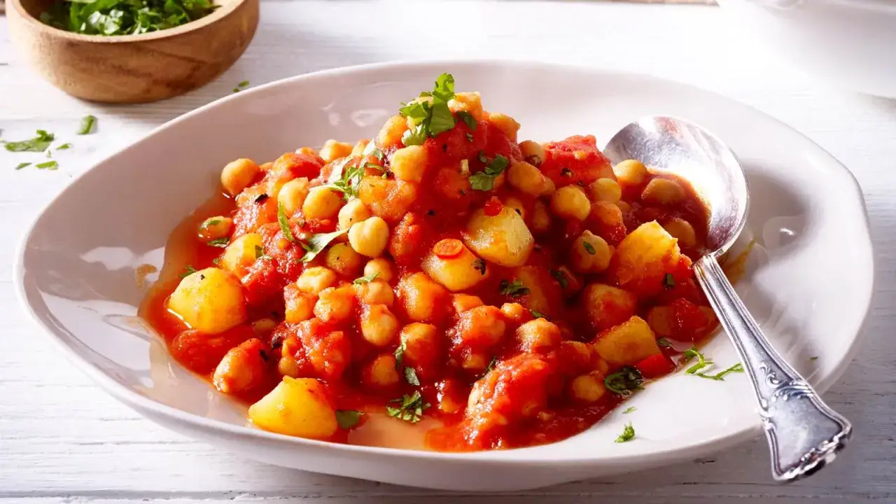 Herzhafte Kichererbsen mit Kartoffeln in Tomatensauce, ein k&ouml;stliches Gericht, das Lust auf mehr macht. Perfekt f&uuml;r Kichererbsen Rezepte.