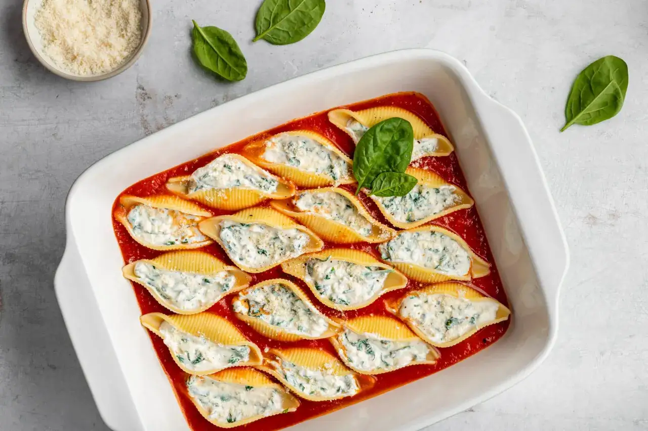 Gefüllte Conchiglioni mit Spinat und Ricotta, bereit für ein italienisches Ofengericht. Ein köstliches conchiglioni rezept italienisch.