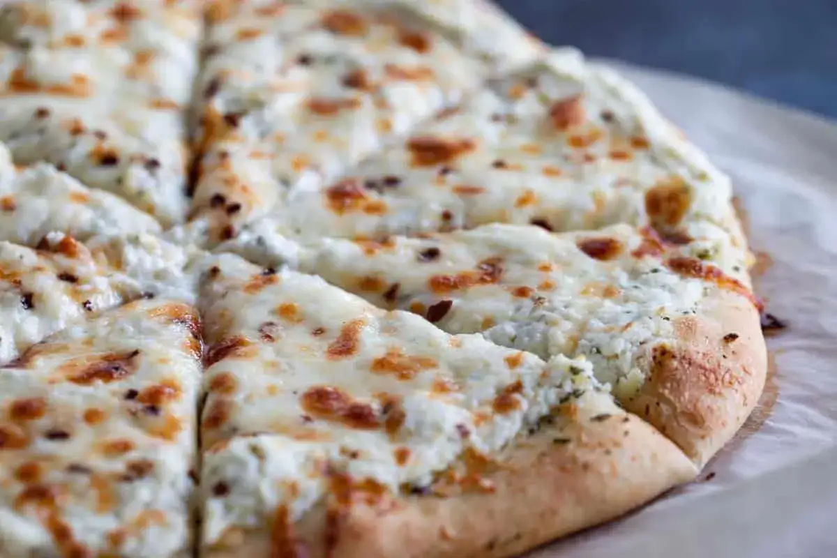 Eine köstliche Pizza Bianca mit cremigem Käse und Kräutern, perfekt für ein einfaches pizza bianca rezept.