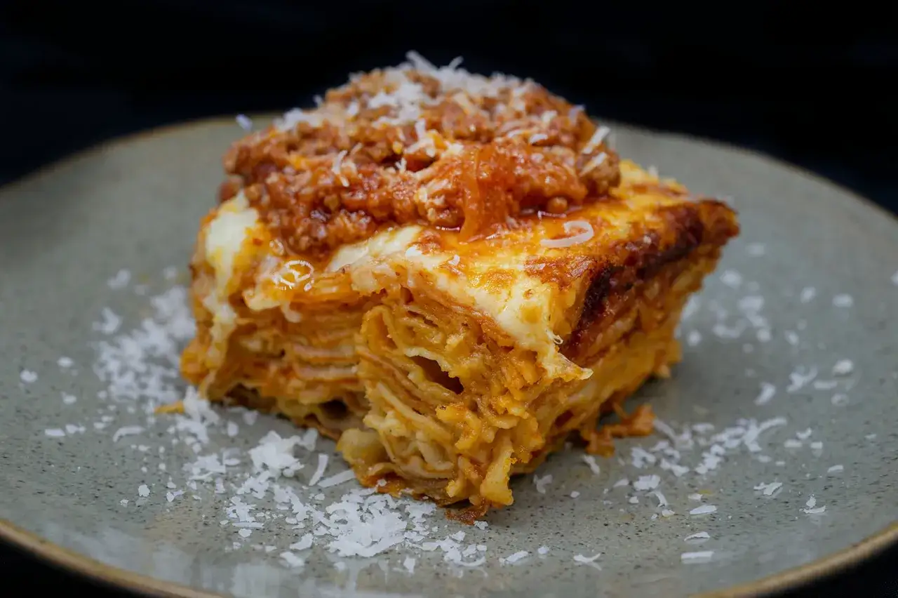 Ein Stück Lasagne mit Bolognese und Käse, perfekt für ein köstliches Lasagne Rezept.