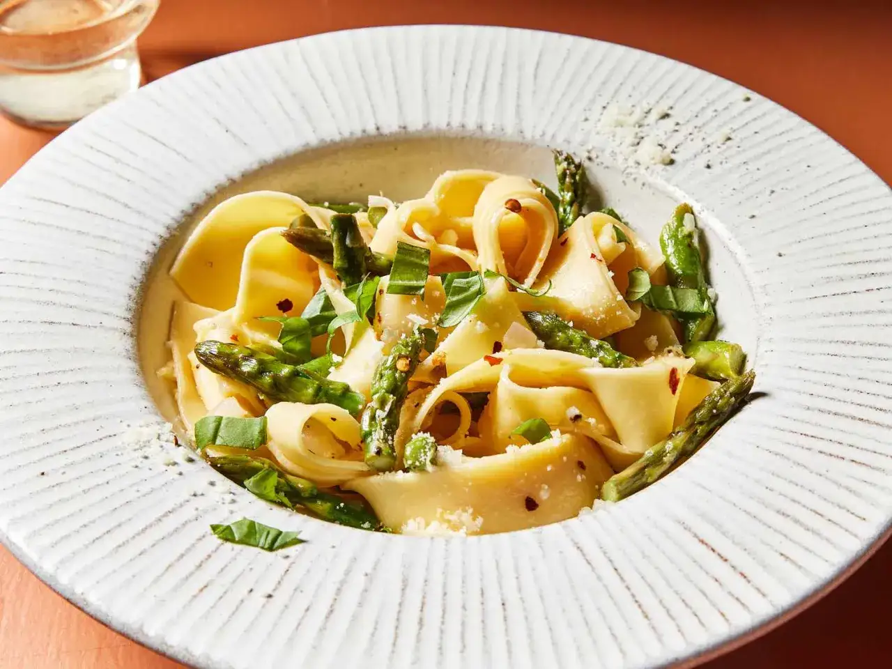 Breite Bandnudeln mit frischem Spargel, Kr&auml;utern und Parmesan. Ein k&ouml;stliches Spargel-Pasta-Gericht.