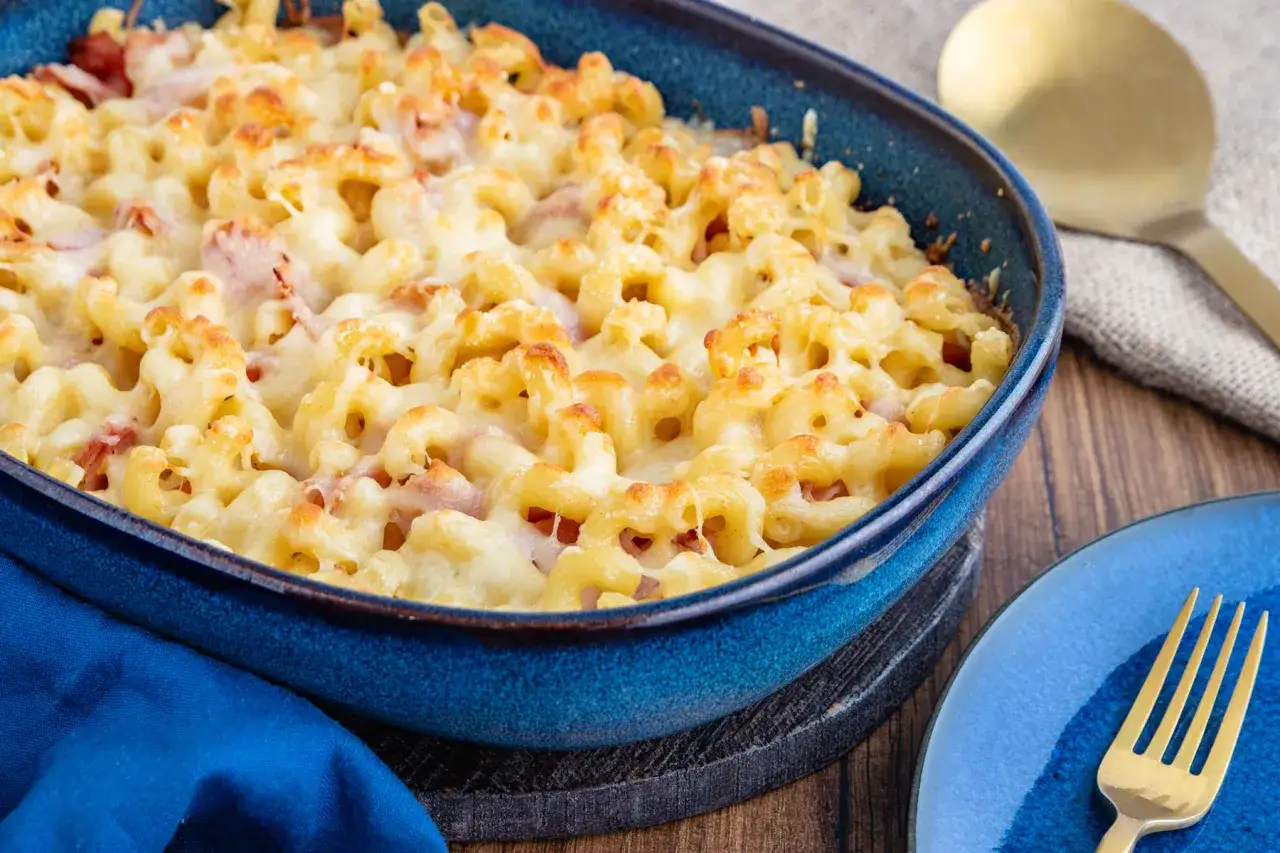 Herzhaftes Nudel Schinken Gratin, goldbraun &uuml;berbacken mit viel K&auml;se, bereit zum Servieren.