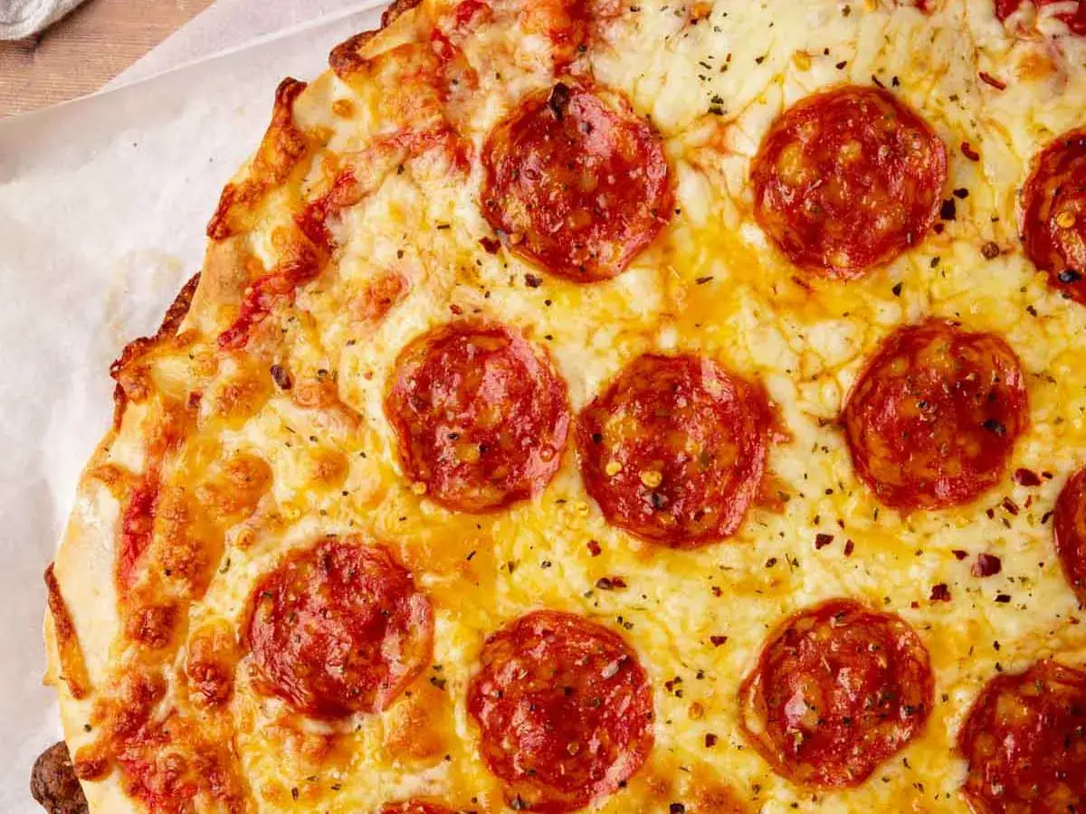Eine k&ouml;stliche Pizza Salami mit geschmolzenem K&auml;se und knusprigem Rand.