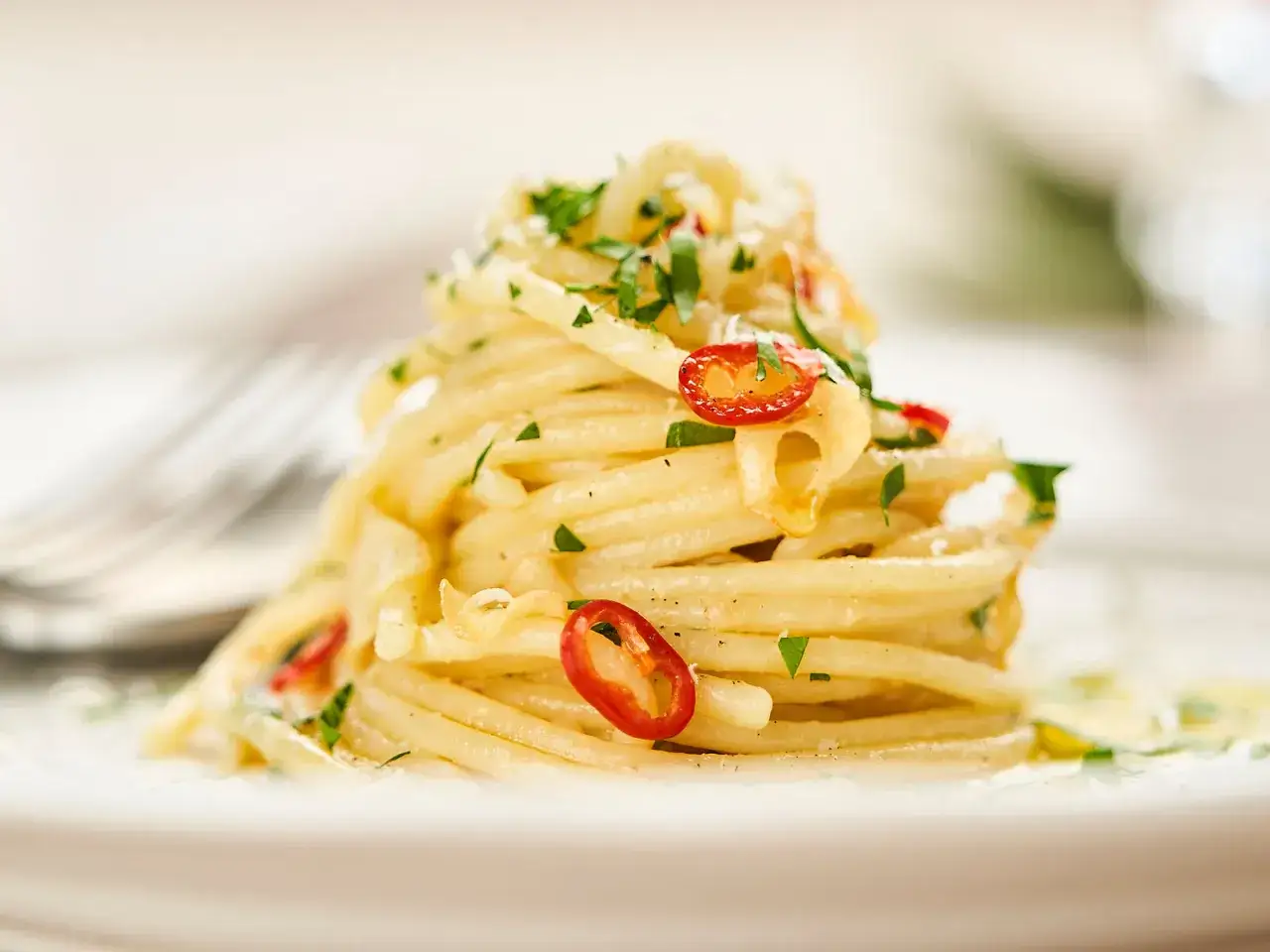 Ein Teller mit köstlichen Spaghetti Aglio e Olio, einem klassischen italienischen Gericht. Perfekt für authentische spaghetti rezepte italienisch.