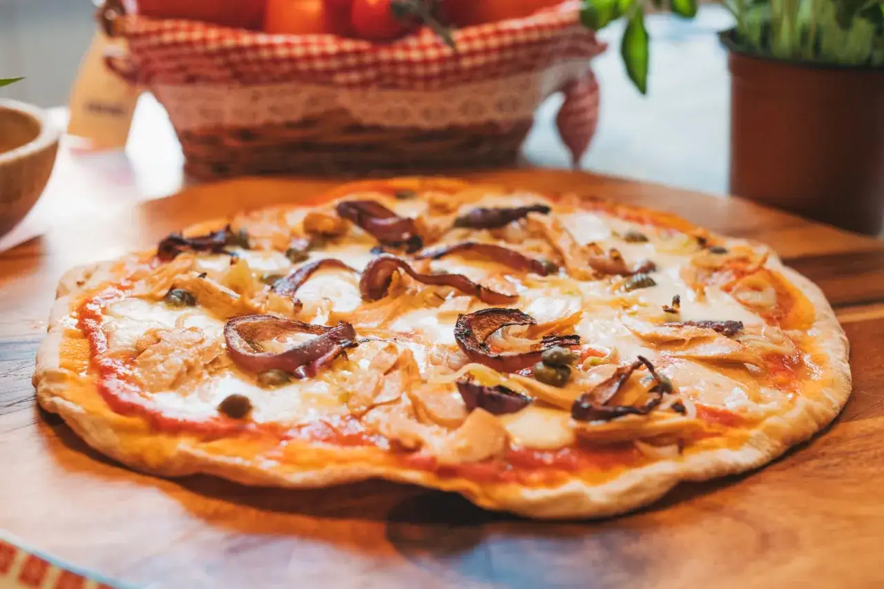 Eine k&ouml;stliche Thunfisch Pizza, inspiriert vom italienischen Rezept, mit Zwiebeln und Kapern auf knusprigem Teig.