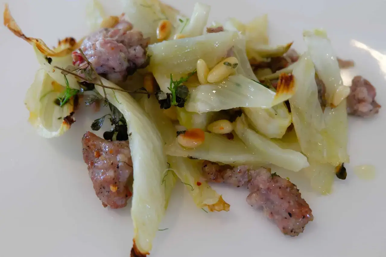 Gebratene italienische Bratwurst Salsiccia mit Fenchel und Pinienkernen, ein köstliches Rezept.