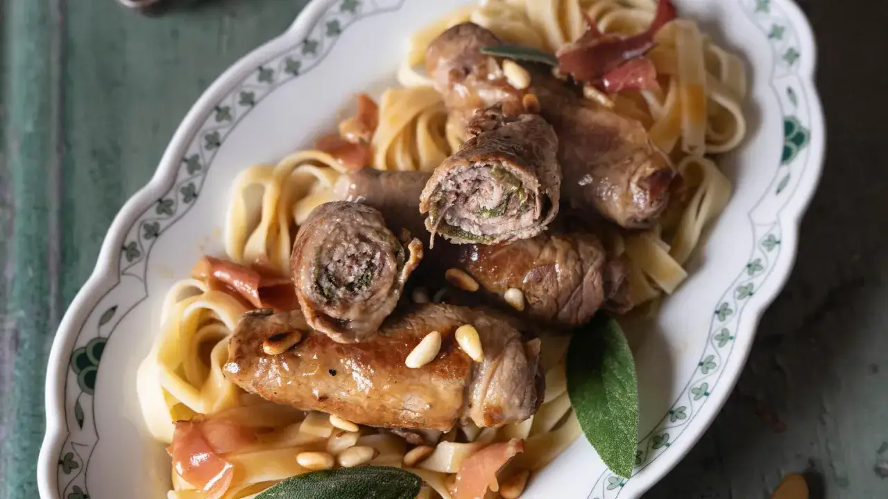 Herzhafte Rinderrouladen mit Kr&auml;uterf&uuml;llung auf Bandnudeln, garniert mit Pinienkernen und Salbei. Das beste Involtini Rezept f&uuml;r Genie&szlig;er.