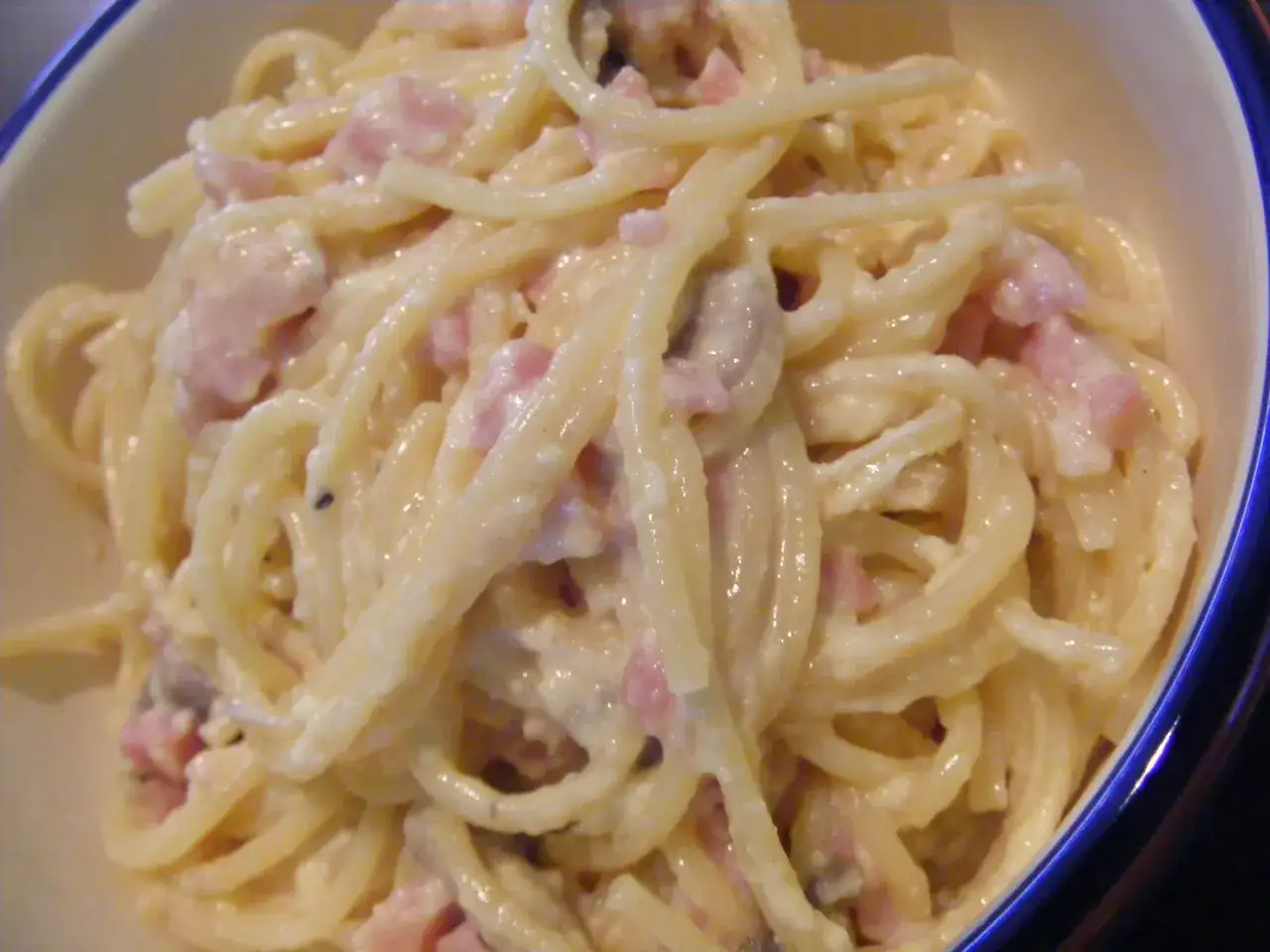 Cremige Spaghetti Carbonara mit zarten St&uuml;cken von Schinken, ein Genuss f&uuml;r jeden Tag.