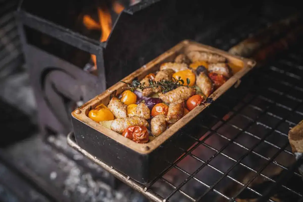 Herzhafte Salsiccia Rezepte ohne Pasta: W&uuml;rzige W&uuml;rstchen mit Tomaten und Kr&auml;utern auf dem Grill.