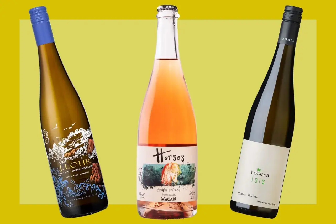Drei Flaschen Wein, darunter ein Ros&eacute; mit dem Aufdruck 