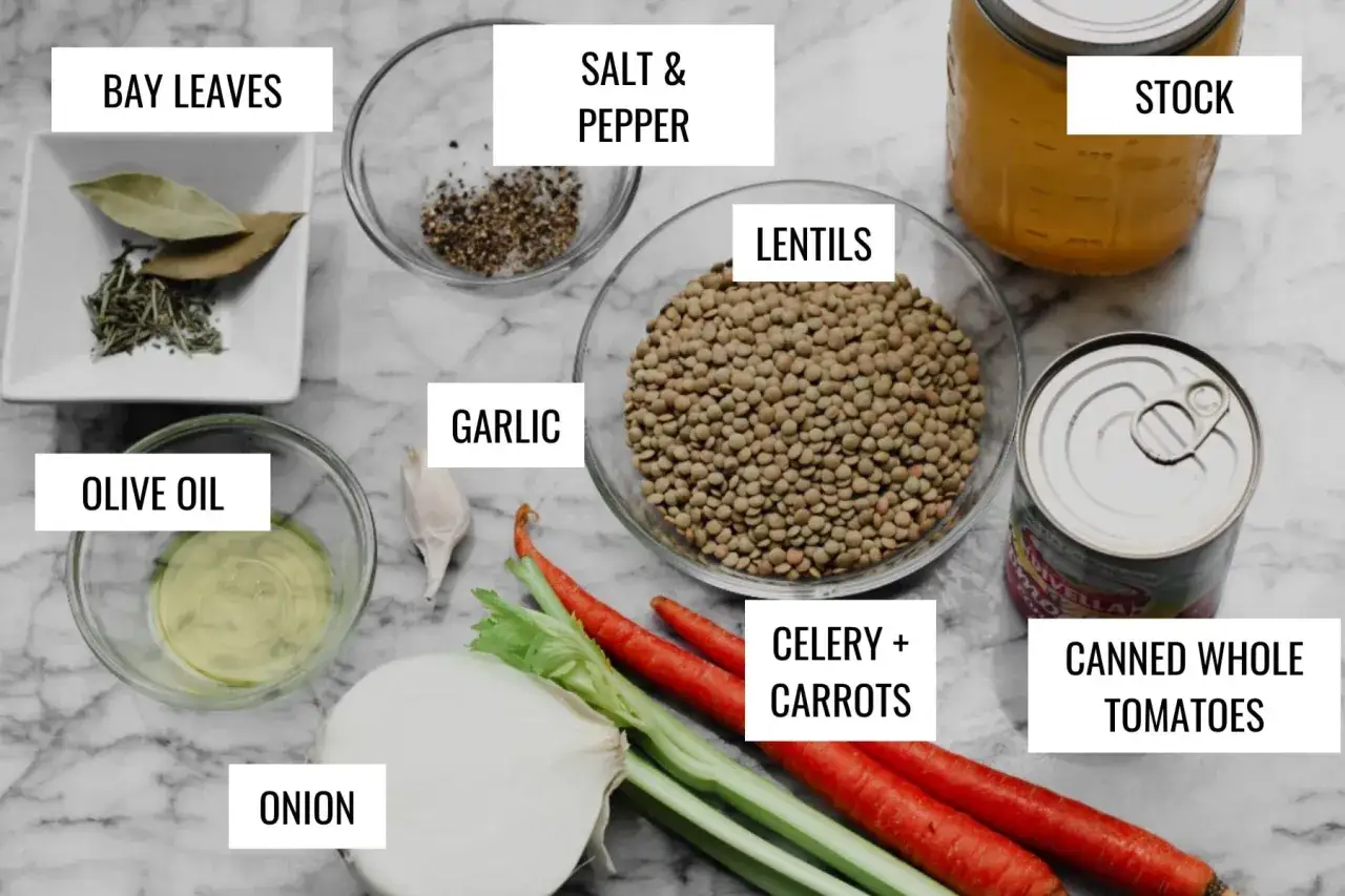 Zutaten für ein italienisches gelbe Linsen Rezept: Linsen, Olivenöl, Zwiebel, Knoblauch, Karotten, Sellerie, Tomaten, Brühe, Lorbeer, Salz & Pfeffer.