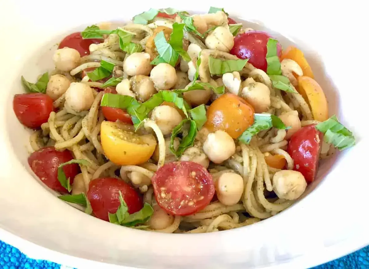 Kichererbsen Pasta mit Kirschtomaten und Basilikum in Pesto. Ein leichtes und gesundes Gericht.