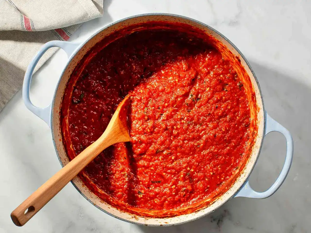 Herzhafte Tomatensauce in einem Topf, bereit f&uuml;r Pasta mit Ei, italienisch inspiriert.