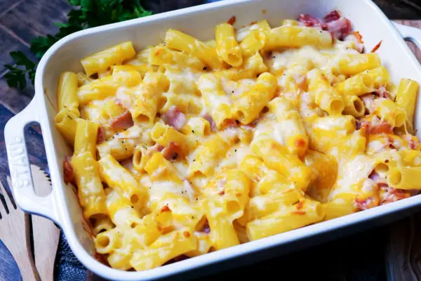 Herzhaftes Nudel Schinken Gratin mit geschmolzenem Käse, bereit zum Genießen.