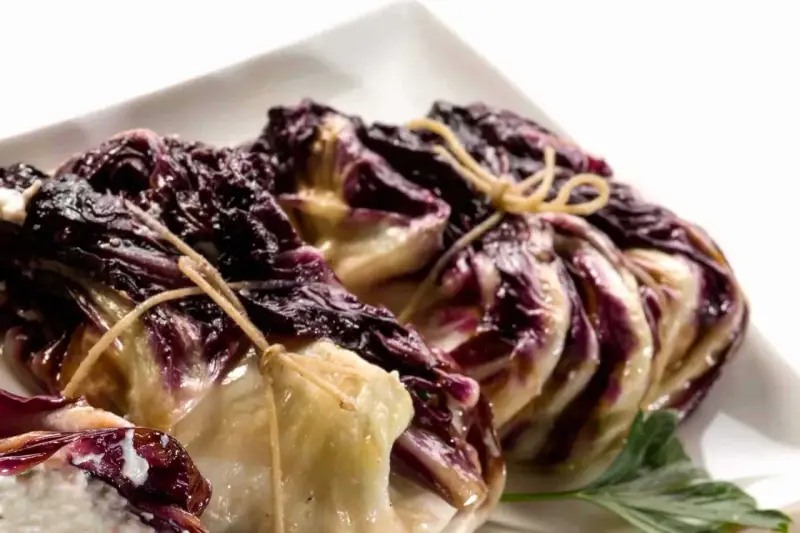 Zwei gebundene Radicchio-Köpfe, bereit für ein köstliches italienisches Radicchio-Rezept.
