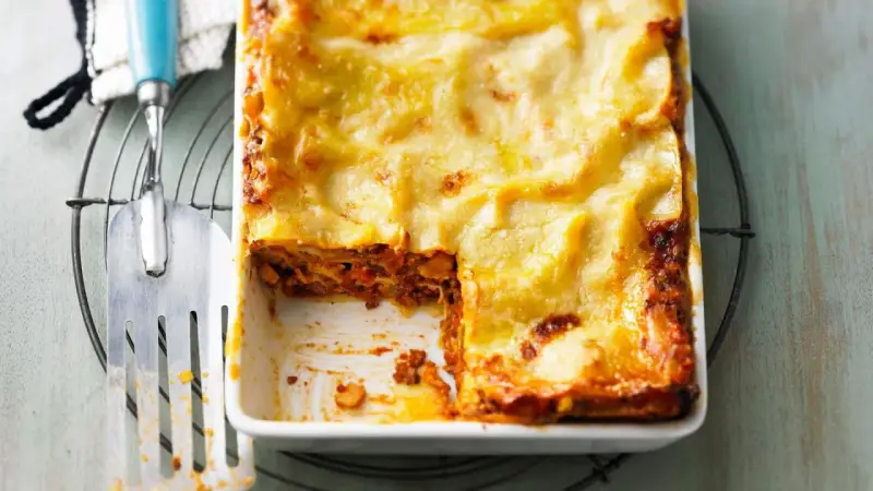 Ein köstliches Lasagne Rezept, frisch aus dem Ofen. Goldbraun überbacken mit Käse und bereit zum Servieren.